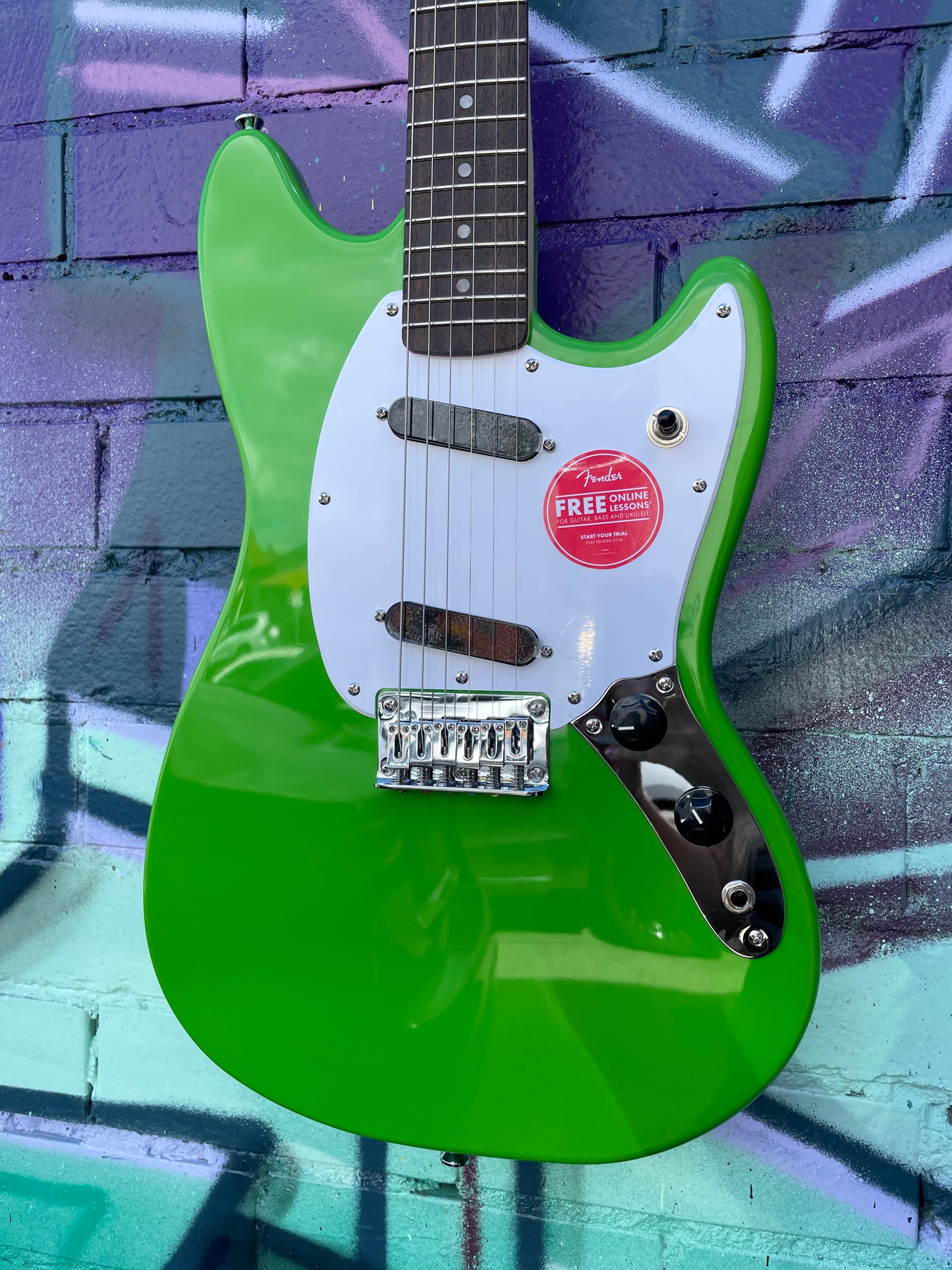 Squier Sonic Mustang, Maple Fingerboard, White Pickguard, Lime Green
