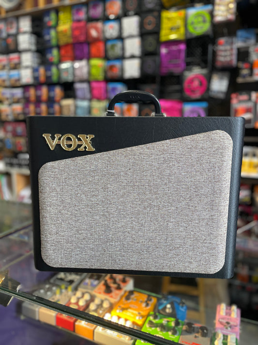 Vox AV15 AV Series 15 Watt 1 x 8" Analog Guitar Combo Amplifier