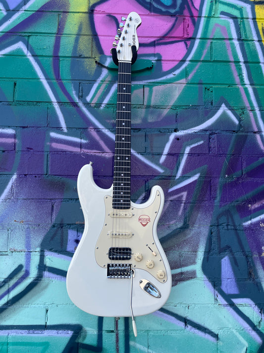 Mooer MSC10 Pro Electric Guitar - Vintage White